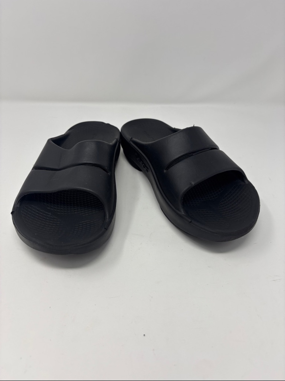 Oofos | 6 Black‎ Slip-On Slide Sandals